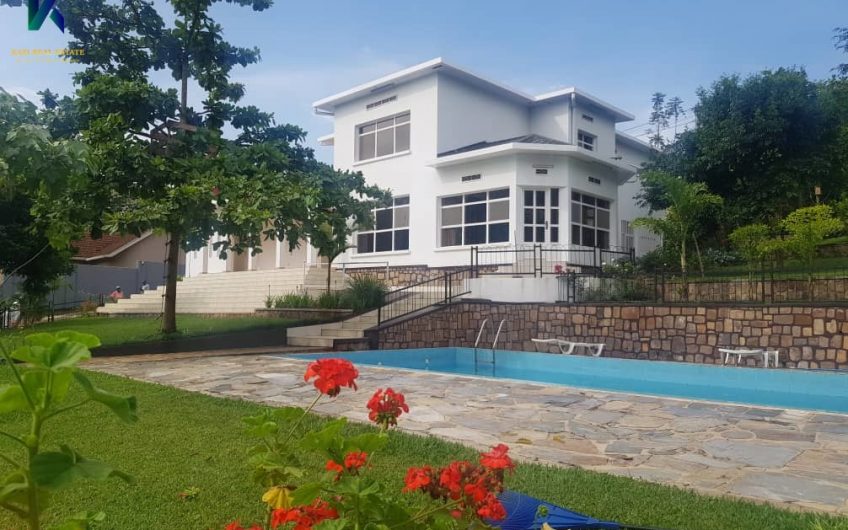 Nyarutarama, Beautiful Villa with Swimming Pool.