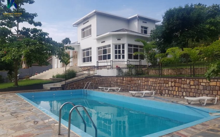 Nyarutarama, Beautiful Villa with Swimming Pool.