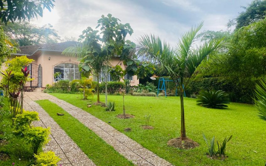 Nyarutama, Cozy Estate House for Rent